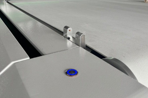 得馬F11高速巡邊異形裁切機(jī)激光對刀儀