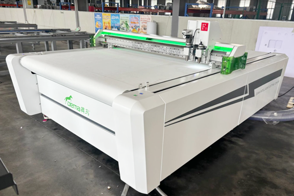 得馬F11高速裁切機側(cè)面