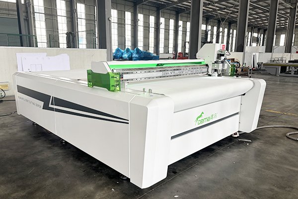 得馬F11高速裁切機側面