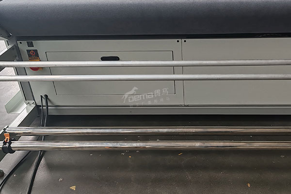 得馬高速裁切機(jī)寫真機(jī)架