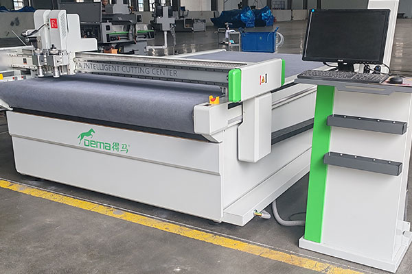 得馬F11-1625高速裁切機真機展示